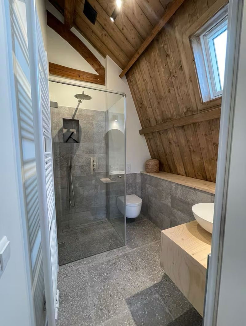 Badkamer met regendouche