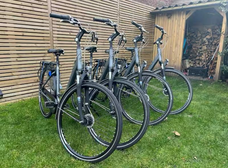 Vier Fahrräder am Haus