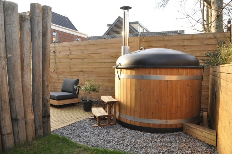 Holzbeheizter Hot Tub im Garten