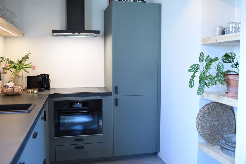 Keuken met oven en koelkast