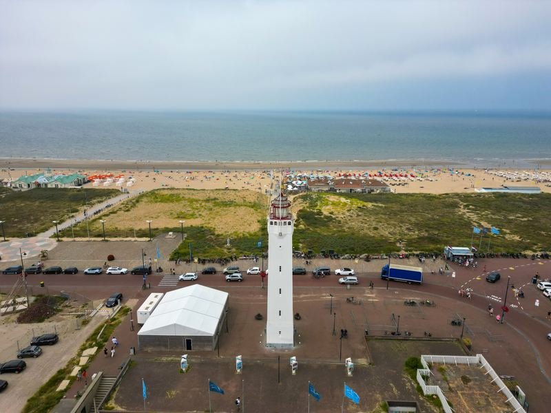Der Leuchtturm und der Strand von Noordwijk aan Zee
