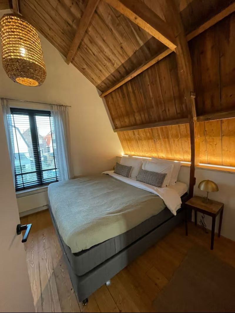 Schlafzimmer mit Kingsize-Boxspringbett