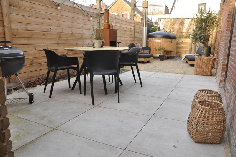 Terras met tuinset en BBQ