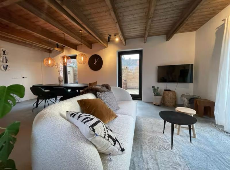 Wohnzimmer unter den alten Holzbalken